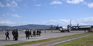 Αναχώρησαν από την Ελευσίνα τα C-130 με τον στρατιωτικό εξοπλισμό για την Ουκρανία