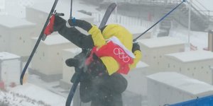 Ο Γιον Σάλινεν πέφτει πάνω στον κάμερα μαν