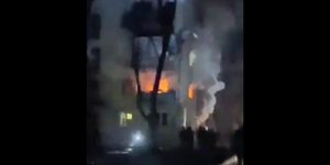 Πόλεμος στην Ουκρανία: Κατοικημένο κτίριο στις φλόγες από ρωσικό πύραυλο στην πόλη Τσερνίχιβ