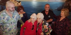  οι πανομοιότυπες δίδυμες αδερφές γιόρτασαν πριν λίγο καιρό τα 100ά γενέθλιά τους