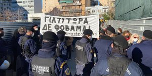 Κόσμος έχει συγκεντρωθεί έξω από τα δικαστήρια