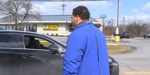 Τι κάνεις όταν η μητέρα σου σε κάνει ρεζίλι ενώ δουλεύεις;