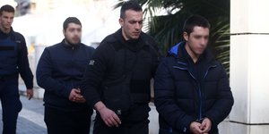 Οι κατηγορούμενοι ως βιαστές και δολοφόνοι της Ελένης Τοπαλούδη οδηγούνται στα δικαστήρια