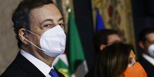 Μαριο Ντράγκι κοιταζει πλαγια 