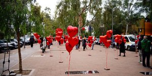  Ο «Δρόμος των Ποιητών» στη Γλυφάδα μεταμορφώθηκε σε «Δρόμο των Ερωτευμένων»