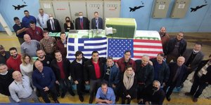 Η ομάδα της ΕΑΒ που κατασκεύασε το πίσω μέρος της ατράκτου του F-16