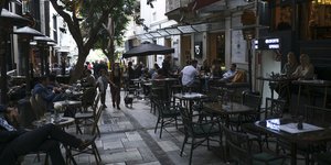Ακόμη ένα βήμα προς την κανονικότητα με τη νέα χαλάρωση των μέτρων