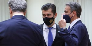 Ο Κυριάκος Μητσοτάκης με τον Βούλγαρο πρωθυπουργό Πέκτοφ στο Ευρωπαϊκό Συμβούλιο για την Ουκρανική κρίση 