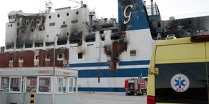 Έρευνες στο πλοίο που μεταφέρθηκε στο λιμάνι του Αστακού