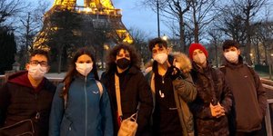 νεαροι στον πυργο αιφελ 