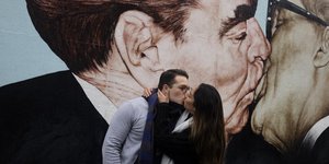 Ζευγάρι δίνει φιλί στο Μεξικό