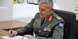 Κωνσταντίνος Φλώρος υπογραφει