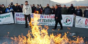 Οι αγρότες έβαλαν φωτιά στο τσίπουρο