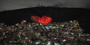 Φωτισμένη καρδιά στο νταμάρι Χαϊδαρίου