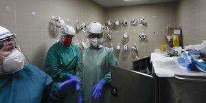 Γιατροί στην Ιταλία στη μάχη κατά κορωνοϊού