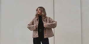 γυναίκα με μαύρο τζιν