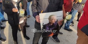 Διαμαρτυρία συγγενών ηλικιωμένων που βρήκαν τον θάνατο στο γηροκομείο στα Χανιά