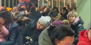 Ουκρανές τραγουδούν τον εθνικό ύμνο της χώρας τους σε καταφύγιο