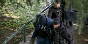 Μεταγωγή συλληφθέντα για τη δολοφονία του Άλκη Καμπανού