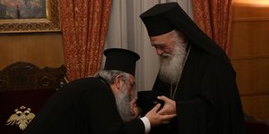 Ο Αρχιεπίσκοπος Αθηνών Ιερώνυμος (δεξιά) με το νέο Αρχιεπίσκοπο Κρήτης, Ευγένιο (αριστερά)
