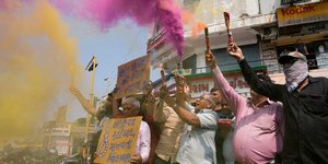 Πολίτες πανηγυρίζουν στο άκουσμα της απόφασης για την καταδίκη των τρομοκρατών