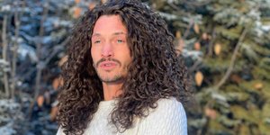 Ανδρας με μακριά σγουρά μαλλιά