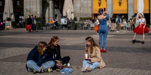 Ανέμελες στιγμές για τους πολίτες σε πλατεία της Μαδρίτης