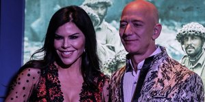 Ο Τζεφ Μπέζος με τη σύντροφό του Λορέν Σάντσεζ