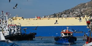 καικια τοιχος πειραιας