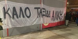 Πανό για τον Άλκη στο νυχτερινό μνημόσυνο της Θύρας 7 