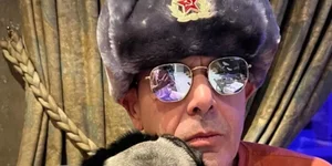 O Πάνος Καμμένος με γούνινο ρωσικό καπέλο