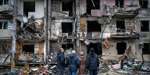 Κατεστραμμένο κτίριο στο Κίεβο από τη ρωσική επίθεση κατά τη διάρκεια της νύχτας