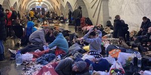 Πολίτες στο μετρό του Κιέβου, την πρώτη ημέρα της ρωσικής εισβολής