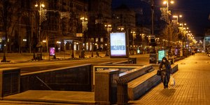 γυναίκα περπατά σε έρημο δρόμο της Ουκρανίας