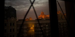 Το Κίεβο μέσα από παράθυρο με αυτοκόλλητες ταινίες για τις εκρήξεις