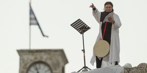 περφόρμανς της Λυδίας Κονιόρδου στην Ελευσίνα