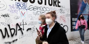 Κόσμος περπατά με μάσκες στο κέντρο της Αθήνας