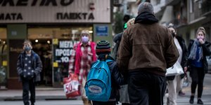 Κόσμος περπατά στο κέντρο της Αθήνας εν μέσω της πανδημίας του κορωνοϊού