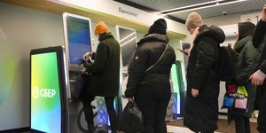 Κόσμος σε ATM τράπεζας στην Αγία Πετρούπολη της Ρωσίας