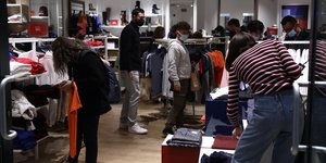 κοσμος σε καταστημα 