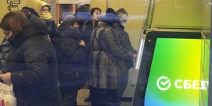 Κόσμος περιμένει σε ΑΤΜ σε τράπεζα της Ρωσίας