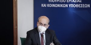 ο Κωστής Χατζηδάκης με μάσκα