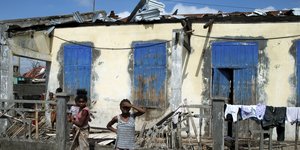 καταστροφη σπιτι μπλε παραθυρα 