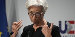 Κριστιν Λαγκάρντ μαυρη μπλουζα