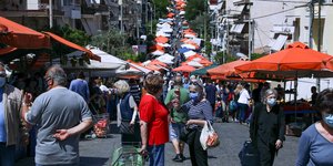 λαϊκη πορτοκαλι λευκές τέντες