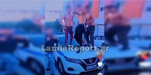 Νεαροί Ρομά ποζάρουν πάνω στο καπό περιπολικού στην Λαμία