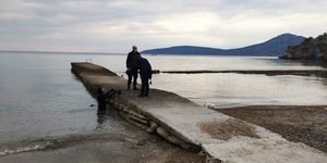 Λιμενικοί στο σημείο που εντοπίστηκε το κήτος, στο Τολό