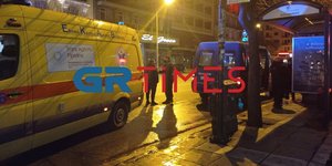 Άγνωστοι τραυμάτισαν νεαρό με αιχμηρό αντικείμενο για να τον ληστέψουν