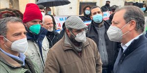 Ο Σπήλιος Λιβανός συνομιλεί με αγρότες