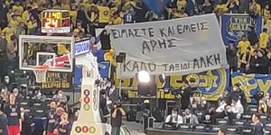 Πανό οπαδών της Μακάμπι για τον Άλκη